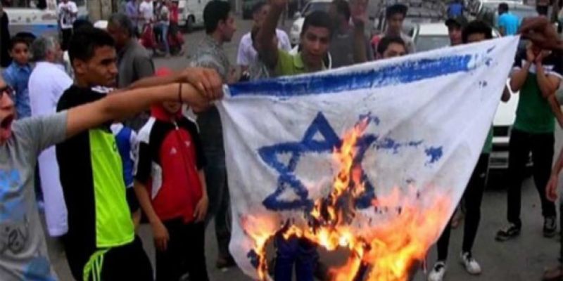تظاهر کنندگان مغربی پرچم رژیم صهیونیستی را به آتش کشیدند